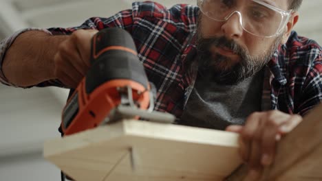 Video-of-carpenter-sawing-wood-with-an-electric-jigsaw