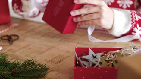 Nahaufnahme-Von-Frauenhänden,-Die-Die-Weihnachtsgeschenke-Einwickeln