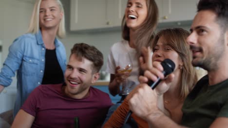 Grupo-De-Amigos-Cantando-Karaoke-En-Casa