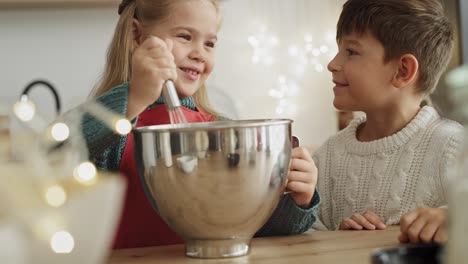 Video-Von-Geschwistern,-Die-Spaß-Beim-Zubereiten-Von-Weihnachtsplätzchen-Haben