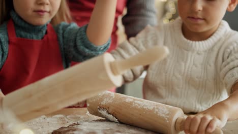Handheld-Video-Von-Kindern,-Die-Gebäck-Für-Weihnachtslebkuchen-Zubereiten