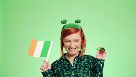 Mujer-Con-Un-Soplador-De-Bocina-De-Fiesta-Y-Una-Bandera-Irlandesa.