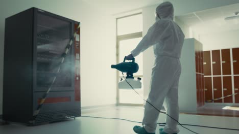 Vídeo-De-Un-Trabajador-Sanitario-Desinfectando-Un-Edificio-Público-Durante-Una-Pandemia
