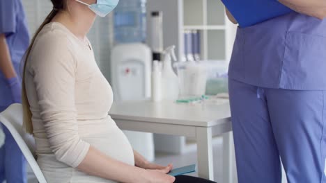 Video-Inclinado-Hacia-Abajo-De-Una-Mujer-Embarazada-Durante-Una-Entrevista-Médica