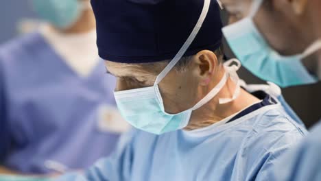 Gespräch-Zwischen-Zwei-Männlichen-Chirurgen-Während-Einer-Operation