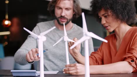 Zwei-Junge-Ingenieure-Diskutieren-über-Windkraftanlagen