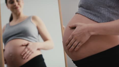 Mujer-Caucásica-En-Embarazo-Avanzado-Mirándose-En-El-Espejo.