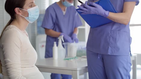Hochklappbares-Video-Einer-Schwangeren-Frau-Mit-Maske-Vor-Der-Impfung