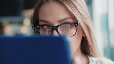 Close-up-of-focused-woman-using-tablet-in-the-office