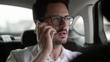 Hombre-Usando-Un-Teléfono-Móvil-En-Un-Taxi