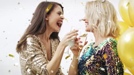 Frau-Trinkt-Champagner-Und-Tanzt-Zwischen-Konfetti