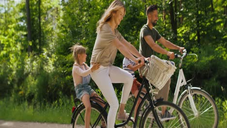 Video-of-playful-family-having-fun-on-a-bicycles-in-the-woods