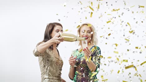 Friends-drinking-champagne-under-shower-of-confetti