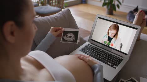 Mujer-Embarazada-Tiene-Videoconferencia-Con-Médico