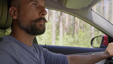Video-En-Primer-Plano-De-Un-Hombre-Conduciendo-Un-Automóvil