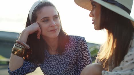 Handheld-Video-Von-Zwei-Frauen,-Die-In-Der-Sonne-Miteinander-Reden
