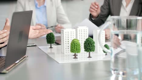 Architekturmodell-Auf-Dem-Tisch-Und-Architekten-Im-Hintergrund