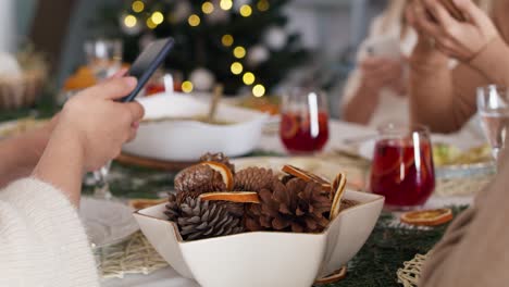 Familie-Verbringt-Heiligabend-Mit-Mobiltelefonen