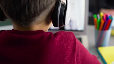 Video-Eines-Jungen-Mit-Kopfhörern-Während-Des-Homeschoolings