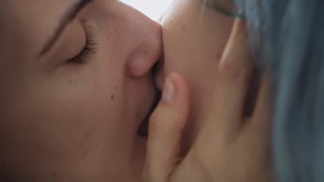 Extrem-Nahaufnahmevideo-Eines-Lesbischen-Paares,-Das-Sich-Innig-Küsst.