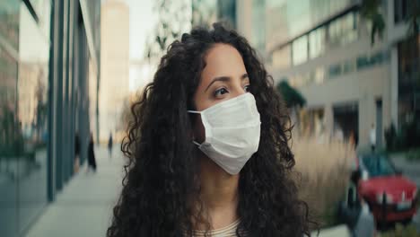 Video-Einer-Frau-Mit-Schutzmaske,-Die-Auf-Der-Straße-Geht