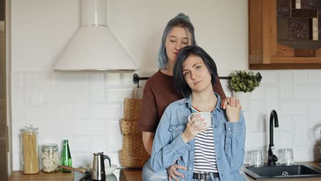 Portrait-video-of-lesbian-couple-in-the-kitchen.