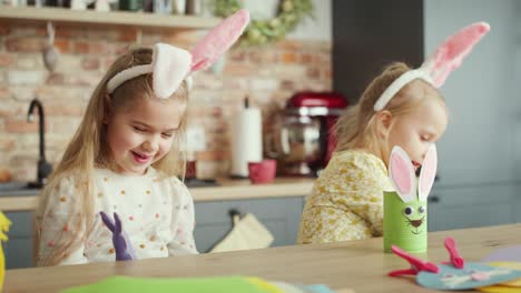 Video-Von-Glücklichen-Zwei-Mädchen,-Die-Spaß-Mit-Osterpuppen-Haben