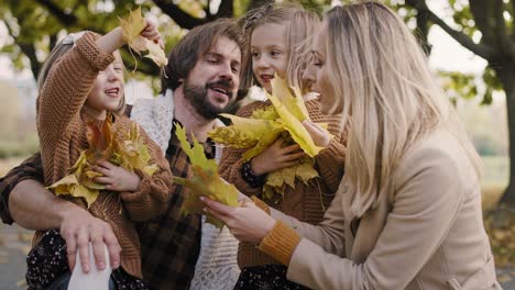 Glückliche-Familie,-Die-In-Der-Herbstsaison-Blätter-Pflückt