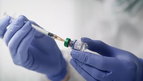 Video-Eines-Arztes,-Der-Den-Coronavirus-Impfstoff-In-Die-Spritze-Anwendet