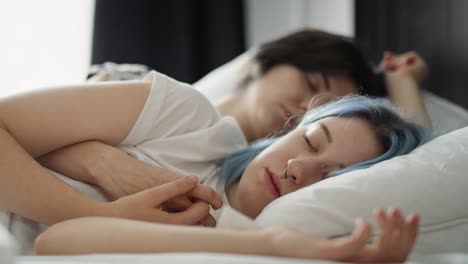 Handheld-Video-Eines-Lesbischen-Paares,-Das-Zusammen-Im-Bett-Schläft