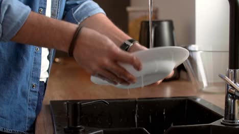 Männerhände-Spülen-Geschirr-In-Der-Küche