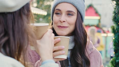 Handansicht-Von-Frauen,-Die-Gemeinsam-Guten-Kaffee-Trinken-Und-Spaß-Haben