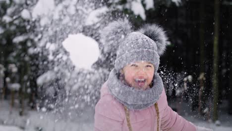 Handheld-video-of-little-girl-throwing-a-snowball