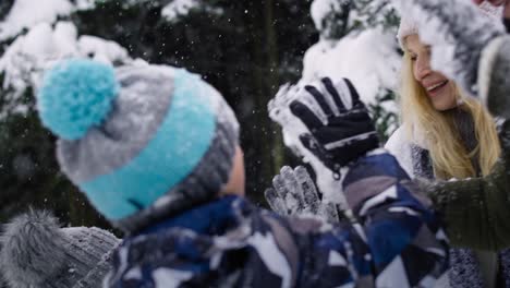 Video-of-family-gives-themselves-high-fives-for-winter-fun