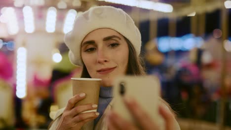 Video-Einer-Frau,-Die-Auf-Dem-Jahrmarkt-Ein-Selfie-Macht