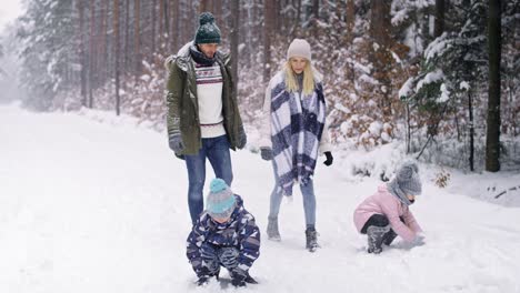 Video-of-family-with-two-children-walking-in-winter-forest