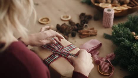 Mujer-Rubia-Empacando-Regalo-De-Navidad