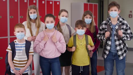 Video-Einer-Gruppe-Von-Schulkindern,-Die-Schutzmasken-Tragen