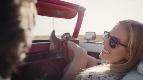 Video-Einer-Frau,-Die-An-Einem-Sonnigen-Sommertag-Auto-Fährt