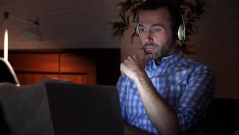 Hombre-Concentrado-Usando-Una-Computadora-Portátil-Por-La-Noche