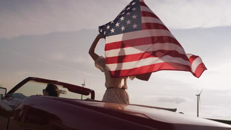 Video-Eines-Paares-Im-Auto-Mit-Einer-Amerikanischen-Flagge