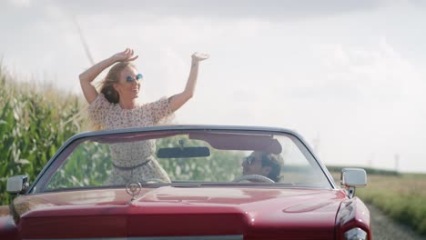 Front-view-video-of-happy-young-people-in-a-cabriolet