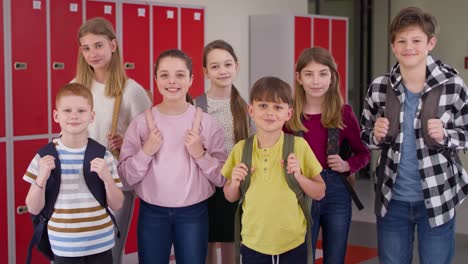 Video-Einer-Gruppe-Lächelnder-Kinder,-Die-Auf-Dem-Schulkorridor-Stehen