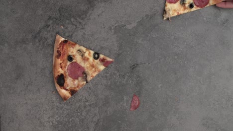 Amigos-Comiendo-Pizza-Juntos-En-La-Pizzería