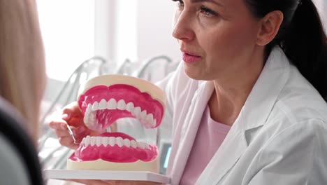 Zahnarzt-Und-Patient-Unterhalten-Sich-Während-Der-Untersuchung