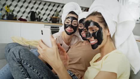 Video-Von-Frauen,-Die-Ein-Selfie-Mit-Einer-Carbon-Gesichtsmaske-Machen