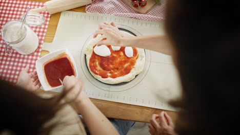Video-Von-Oben:-Zubereitung-Einer-Hausgemachten-Pizza.