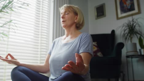 Nahaufnahmevideo-Einer-älteren-Frau,-Die-Zu-Hause-Meditiert