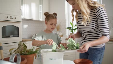 Video-Von-Mutter-Und-Tochter-Beim-Kompostieren-Zu-Hause