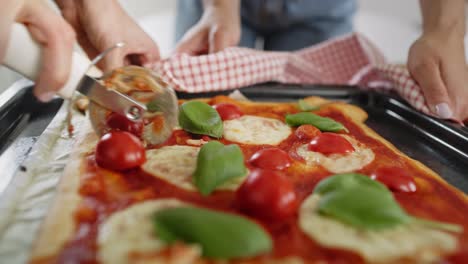 Tracking-Video-Vom-Schneiden-Hausgemachter-Pizza-Auf-Dem-Tisch